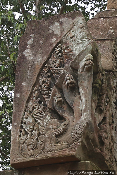 Храм Та Кео. Змеи-наги по углам фронтона. Фото из интернета