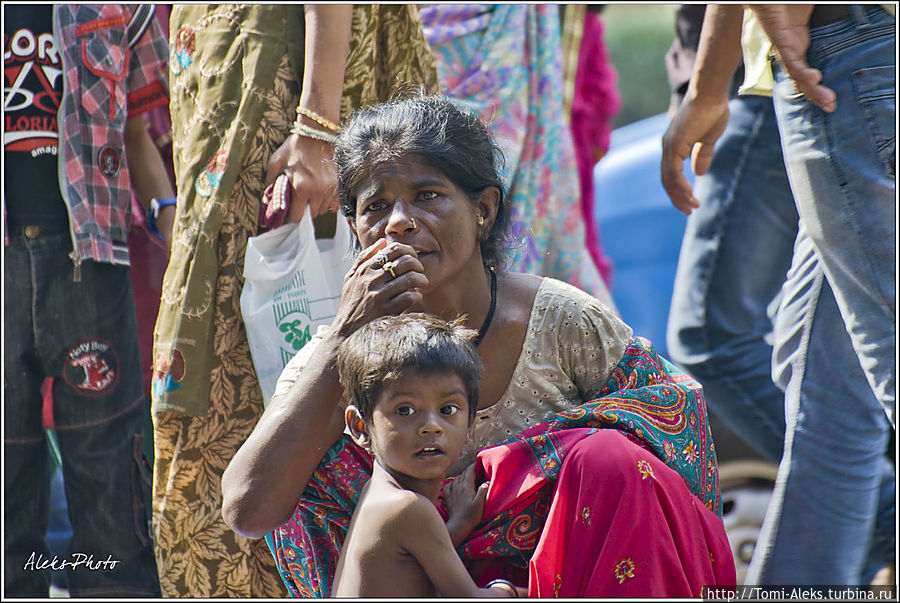 Мамочка с малышом сидит среди туристов прямо на тротуаре...
* Мумбаи, Индия