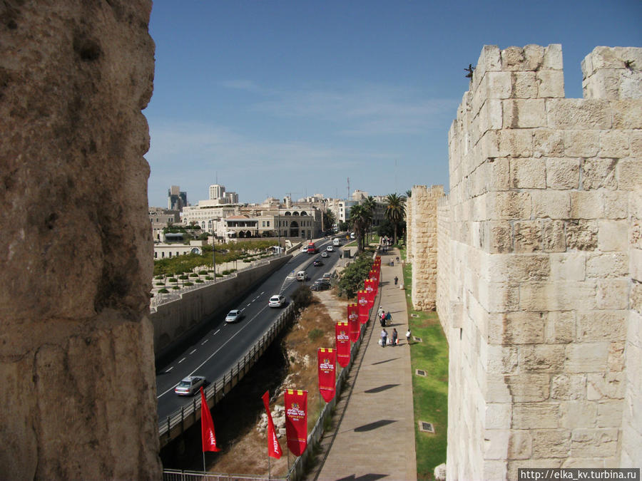 Со стороны самих ворот начинается улица Яффо, которая как понятно из названия, ведет к городу Яффо, то есть к Тель-Авиву, так как древний город Яффо сейчас часть молодого города Тель-Авив. В эту же сторону, на северо-запад, мы пойдем по верху стены. Иерусалим, Израиль