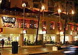 вон под теми красными зонтами мы и сидели, ресторан занимает веранду в гостинице ASTON Waikiki Beach hotel