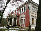 Этот старый барский дом — позднее сооружение, выстроенное на фундаменте дома, построенного, возможно, Н.А.Львовым