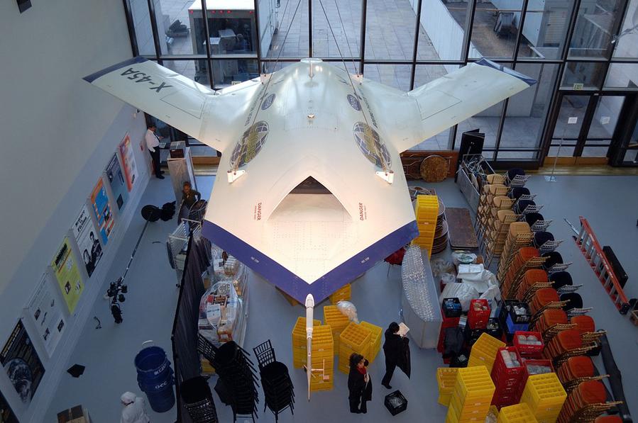 Американский экспериментальный боевой беспилотник X-45A. Помещен в музей после завершения программы испытаний