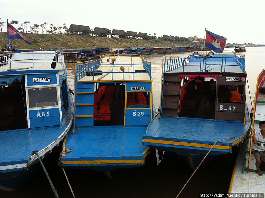 Лодки на озере Тонлесап Провинция Сиемреап, Камбоджа