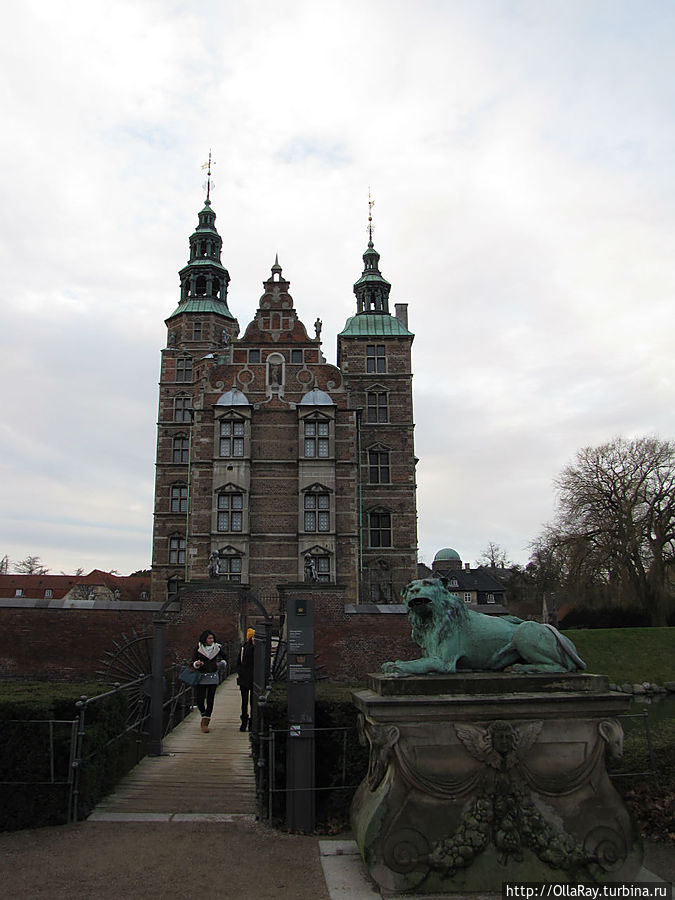 Розенборг. Скульптуры львов у входа на мост через ров.