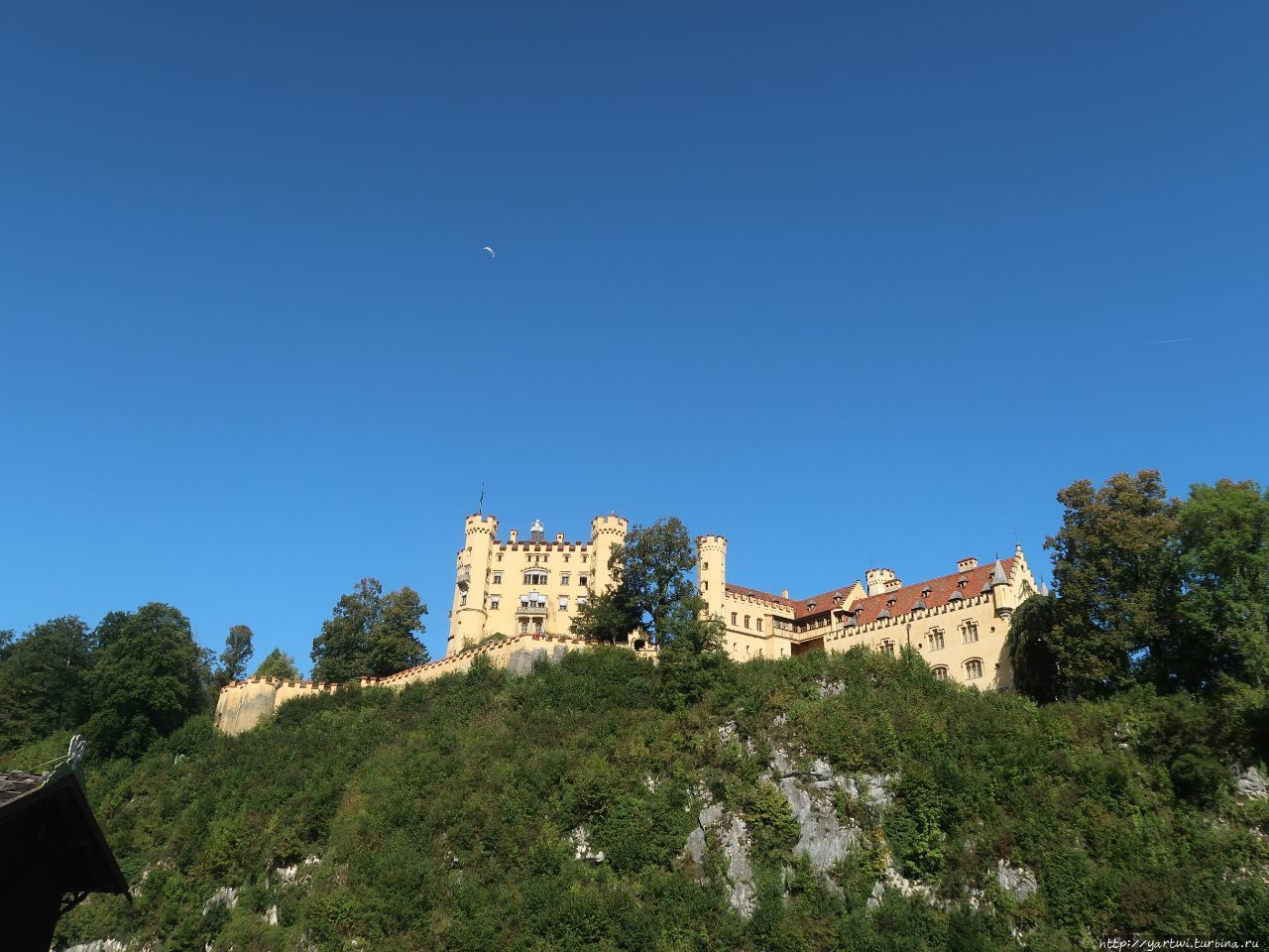 Замок Хоэншвангау расположен прямо напротив замка Нойшванштайн. В этом замке баварский король Людвиг II  принимал композитора Рихтера Вагнера. Швангау, Германия