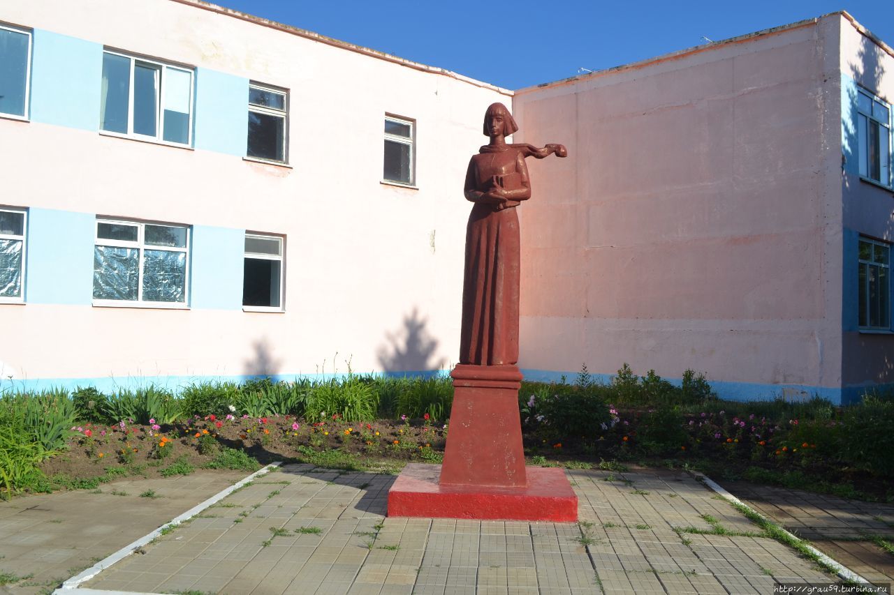 Памятник первой учительнице / Monument to the first teacher