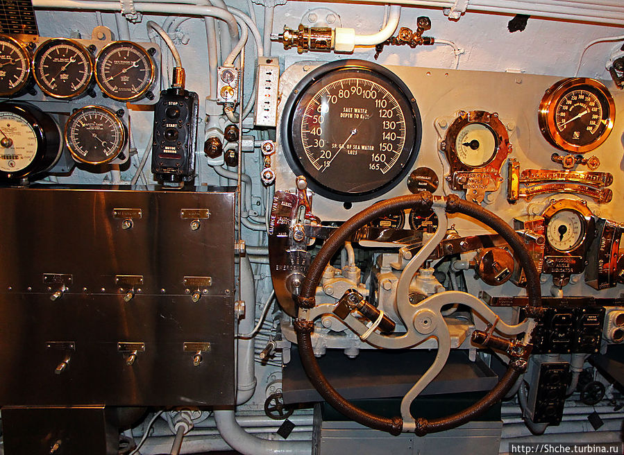 Осмотр подводной лодки USS Bowfin (SS-287) в Перл-Харбор Пёрл-Сити, CША