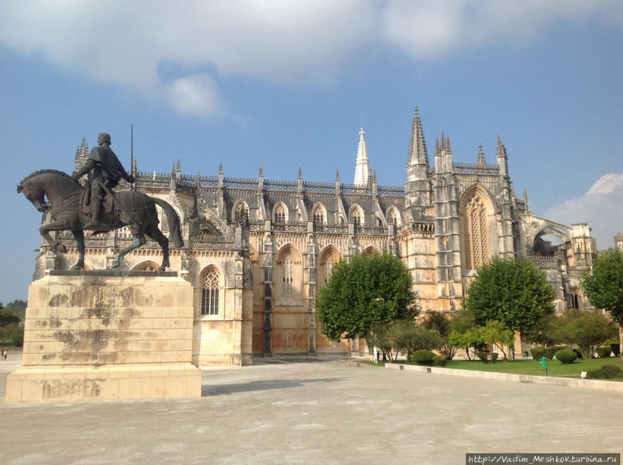 Возведение монастыря Баталья началось в 1385г. по обету короля Жуана I в знак благодарности Деве Марии за победу над кастильцами. Баталья, Португалия