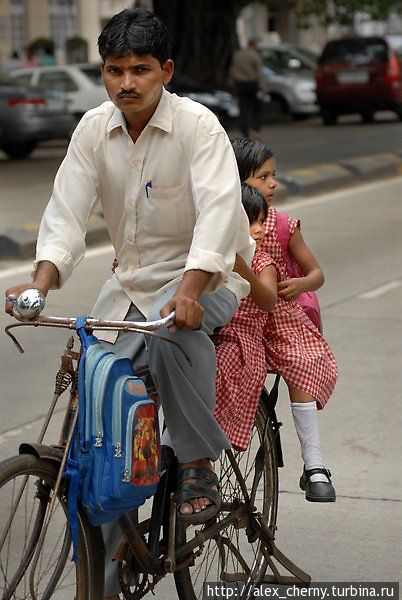 А у этого мумбайца две девочки... Мумбаи, Индия