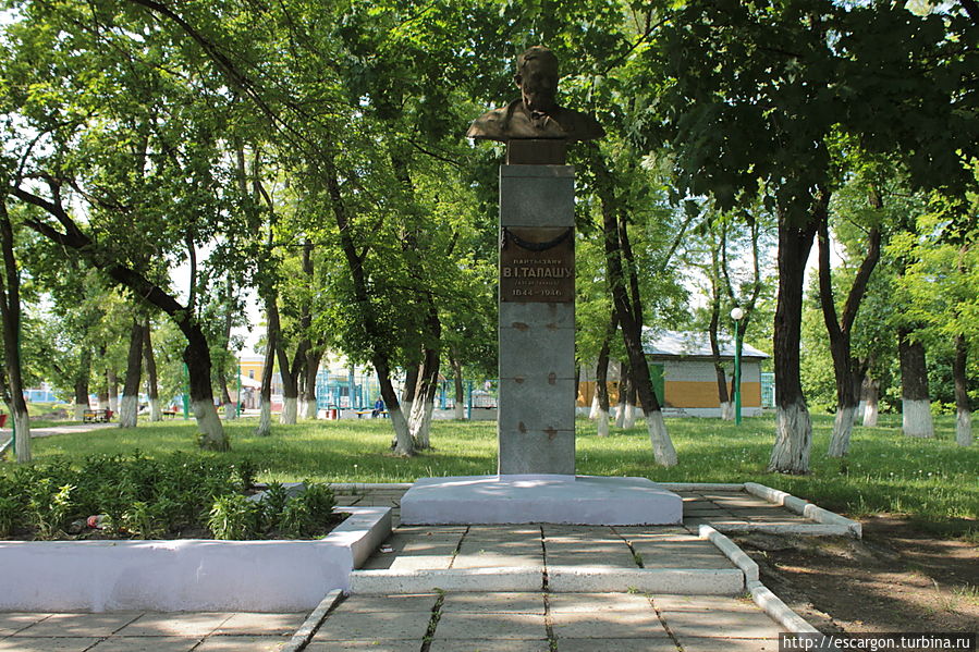 И памятник деду Талашу, который, как говорят, в 99 лет чуть ли не организовывал партизанские бригады и убил кучу немцев. И хотя, как говорят его заслуги были сильно преувеличены(возможно из-за того, что он до этого сражался с белополяками на стороне Красной Армии), но тем не менее красивая легенда осталась, а Якуб Колас даже написал про деда Талаша в своем известном произведении 