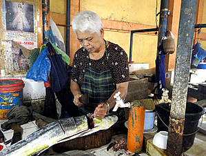 Такую огромную рыбу можно, конечно, купить и целиком, но филиппинцы предпочитают покупать кусочками...