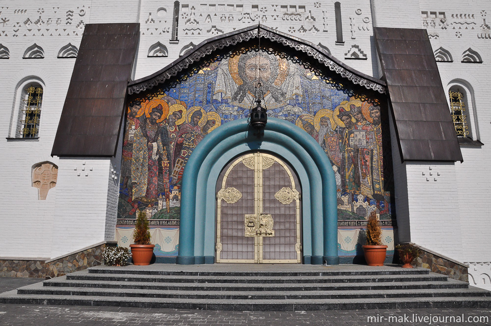 Южный фасад Троицкого собора оформлен мозаикой по эскизам Николая Рериха. Почаев, Украина