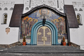 Южный фасад Троицкого собора оформлен мозаикой по эскизам Николая Рериха.