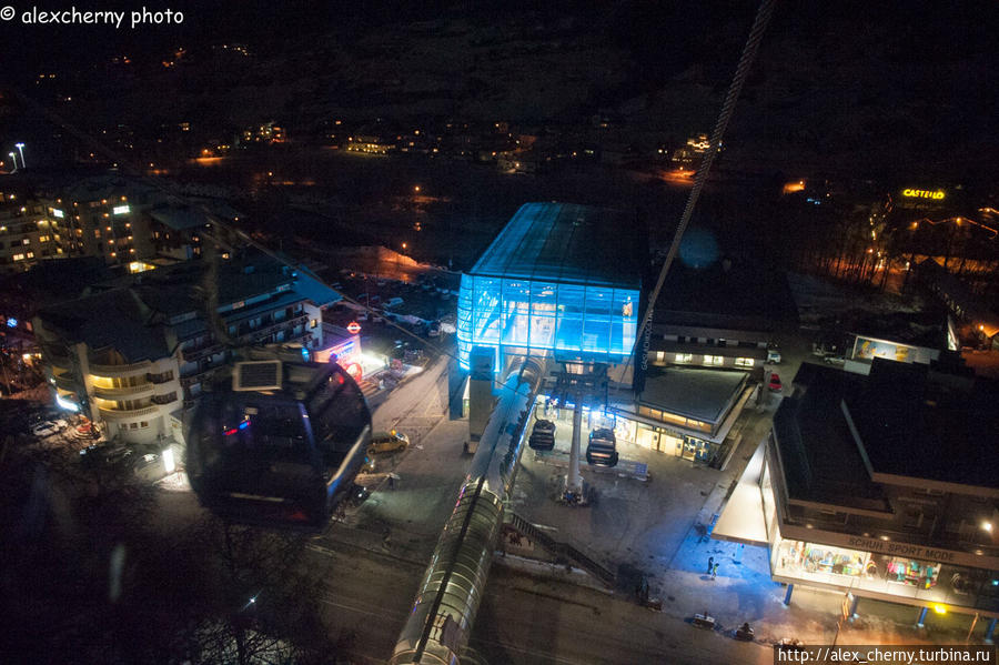 А так выглядит нижняя станция подъемника Gailachskogel сверху из кабинки. Голубая подсветка видна и сверху и в городе. Зёльден, Австрия