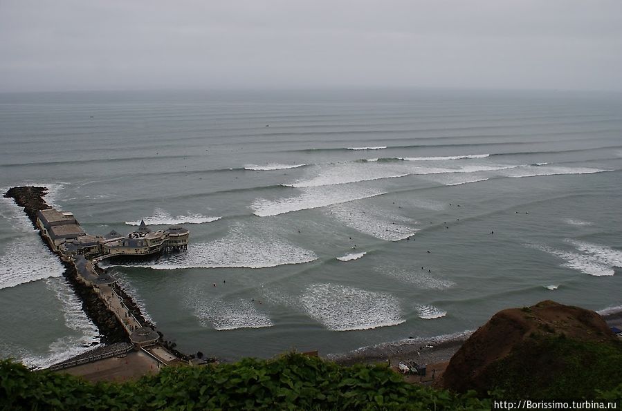 Прибрежные волны окупировали серферы Перу