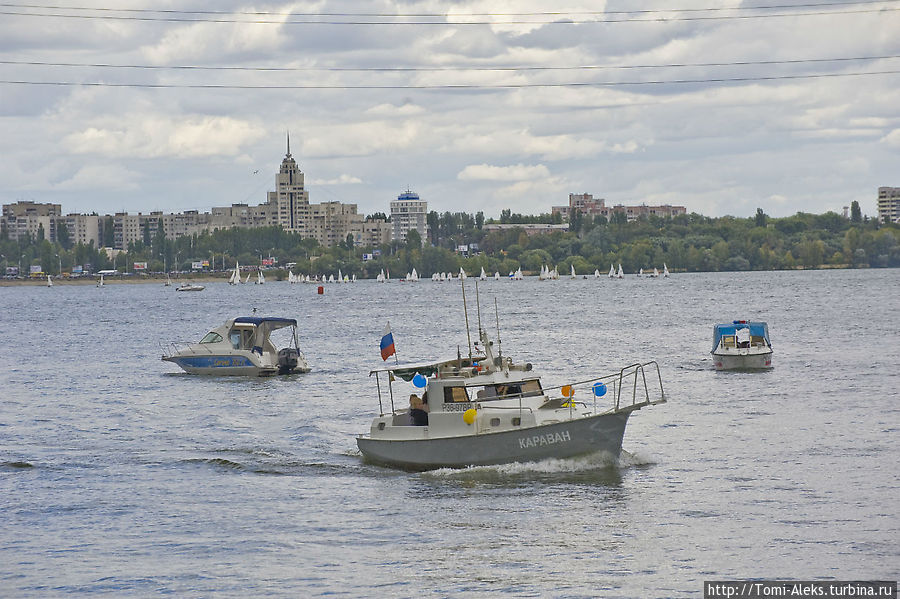 Воронежское водохранилище (море) делит город на Правый и Левый берега...
*