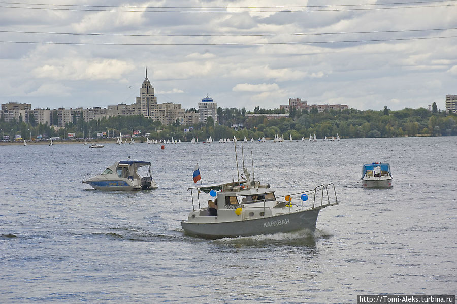 Воронежское водохранилище (море) делит город на Правый и Левый берега...
* Воронеж, Россия