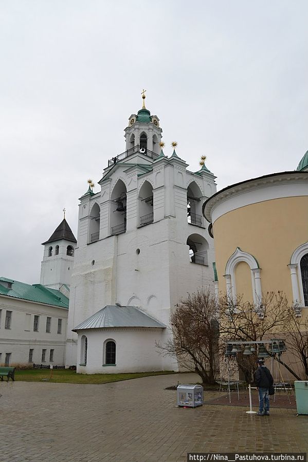 Днём любовались храмами...