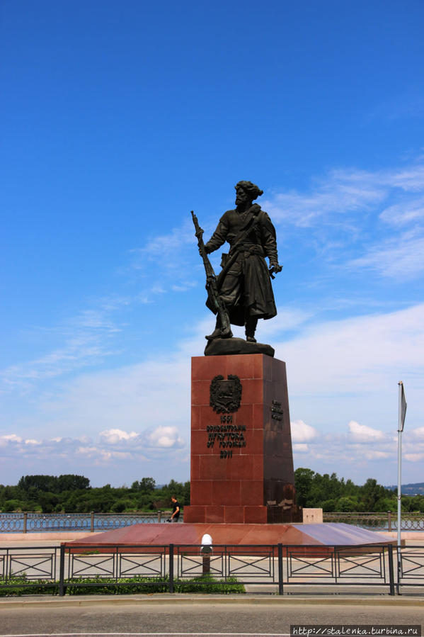 Памятник казаку открывшему иркутскую землю озеро Байкал, Россия