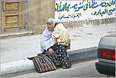 На улице Каира. Женщина держит на руках довольно большого мальчишку, может, он больной и она просит милостыню. Местное население, конечно, очень бедное...
*