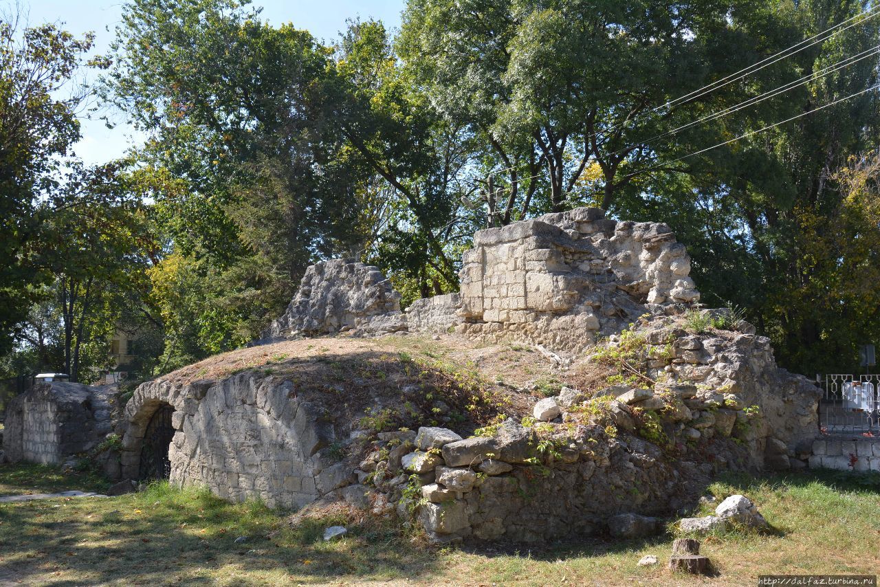Руины Караван-сарая Таш-Хан в Белогорске