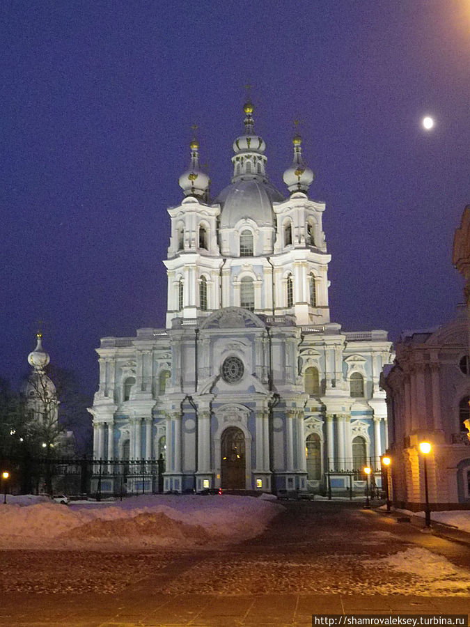 Луна встаёт над Смольным монастырём Санкт-Петербург, Россия