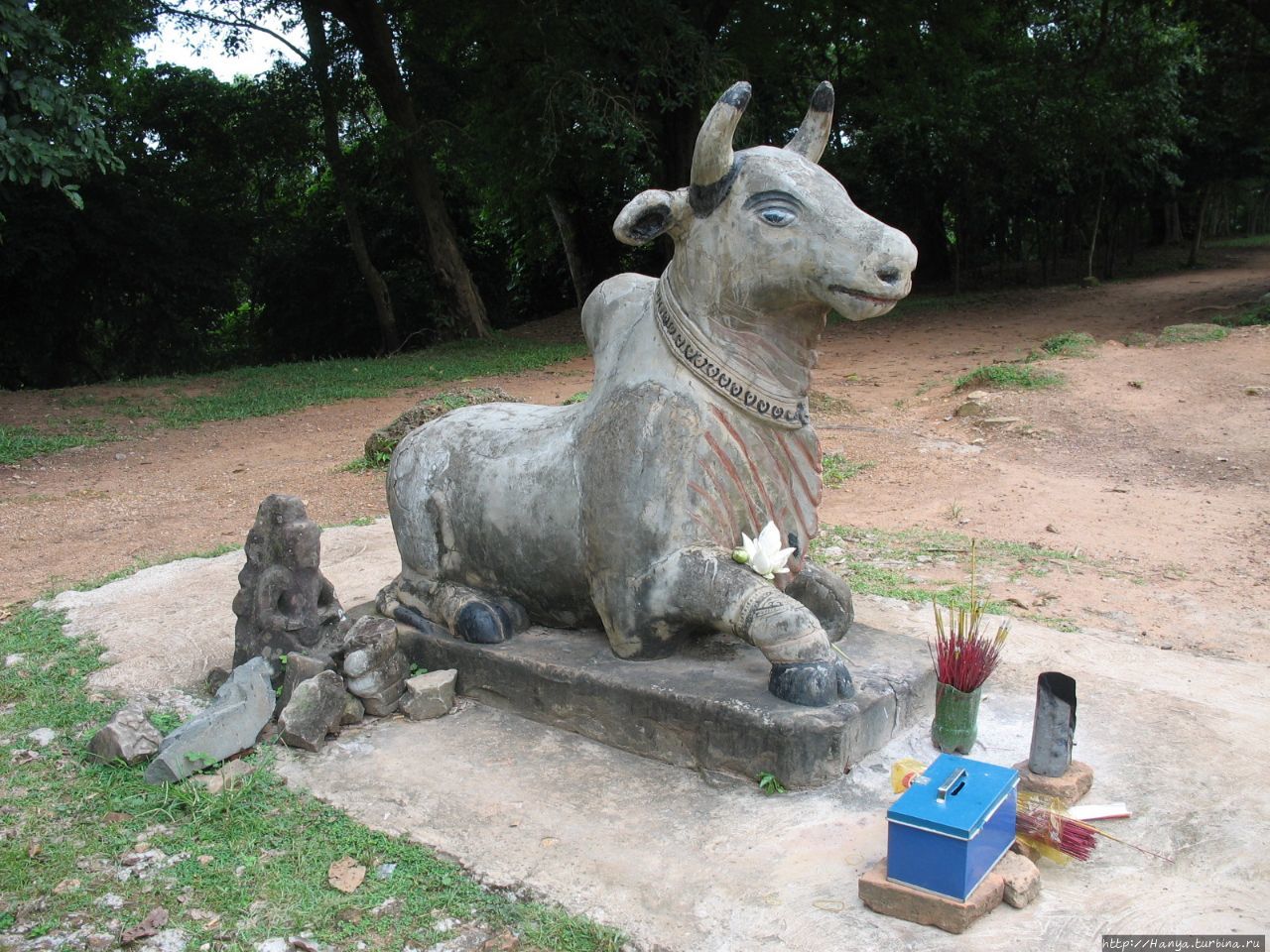 Храм Пном-Бакенг. Бычок Нанди -ездовое животное Шивы Ангкор (столица государства кхмеров), Камбоджа
