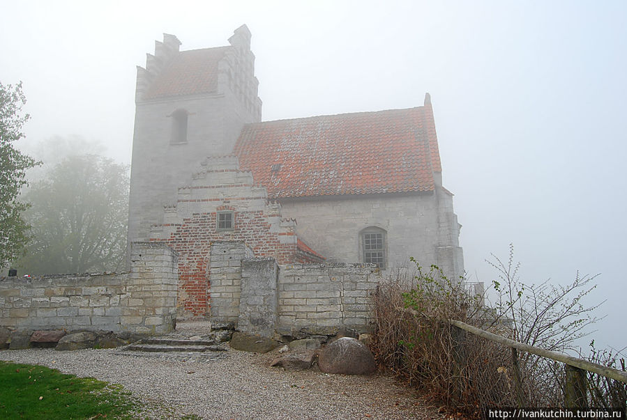 Старая церковь в тумане Зеландия, Дания