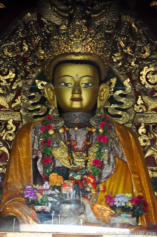 Статуя Будды в одном из буддийских храмов Сваямбунатха. Катманду, Непал