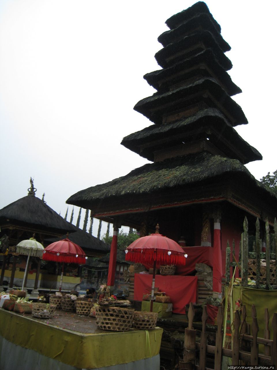 Храм Пура Улун Дану Братан Табанан, Индонезия