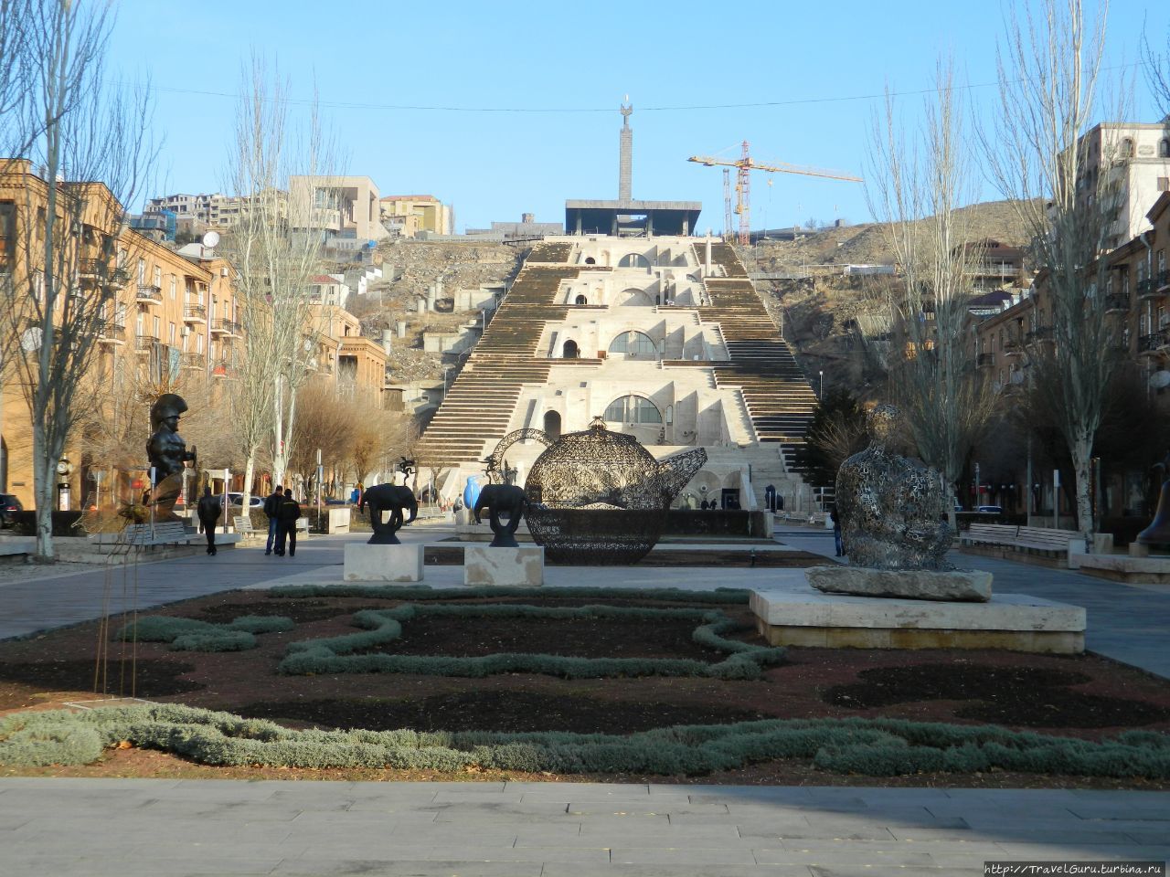 Вид на Каскад — белую лестницу из 675 ступеней, соединяющую центральные и северные кварталы города. Уже наверху виден монумент Возрождённая Армения Ереван, Армения