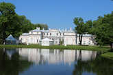 Китайский дворец — часть дворцово-паркового комплекса Собственной дачи императрицы Екатерины II.  Вид от пруда.