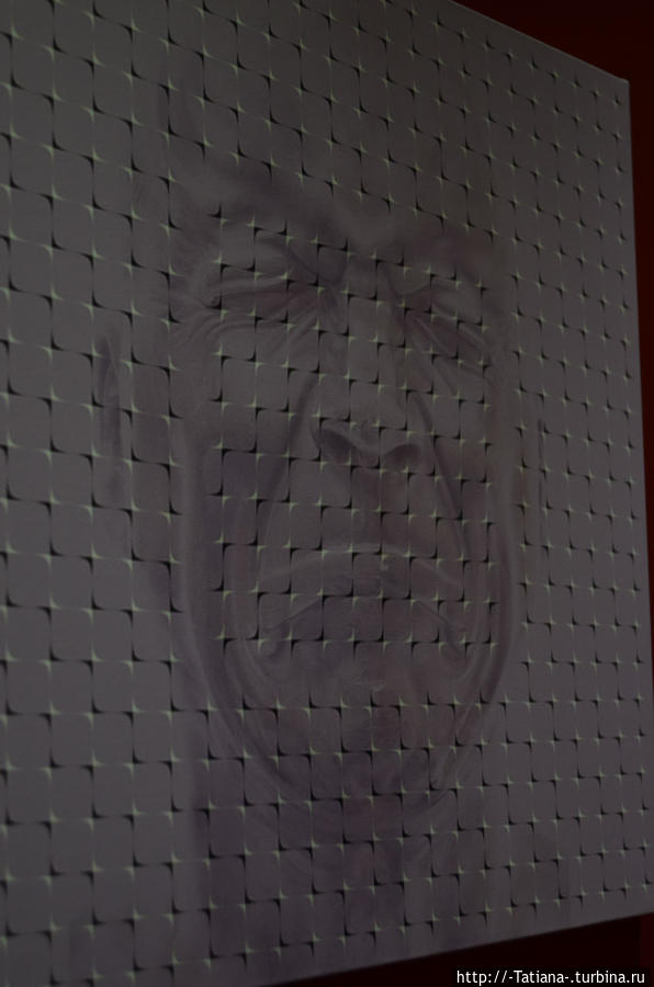 Алеша: Я боюсь серьёзных отношений?! Ха-ха! Да я себе в зеркало не улыбаюсь от того, что серьёзный такой! Блуа, Франция