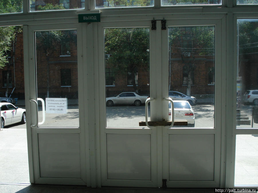 Двери, конечно, хорошие, но укрепить не помешает, как в старые добрые времена. Владивосток, Россия