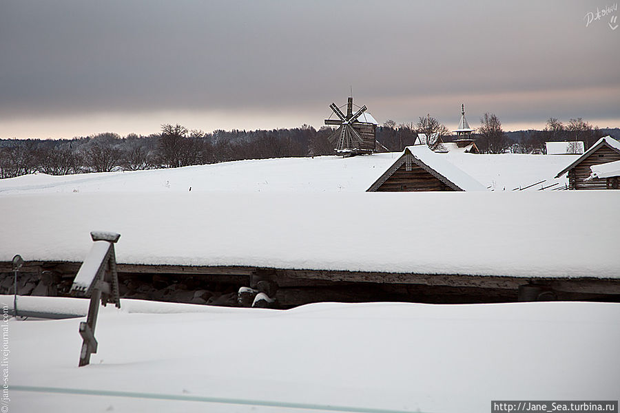 Мельница ветряная из д. Волкостров и Церковь Воскрешения Лазаря