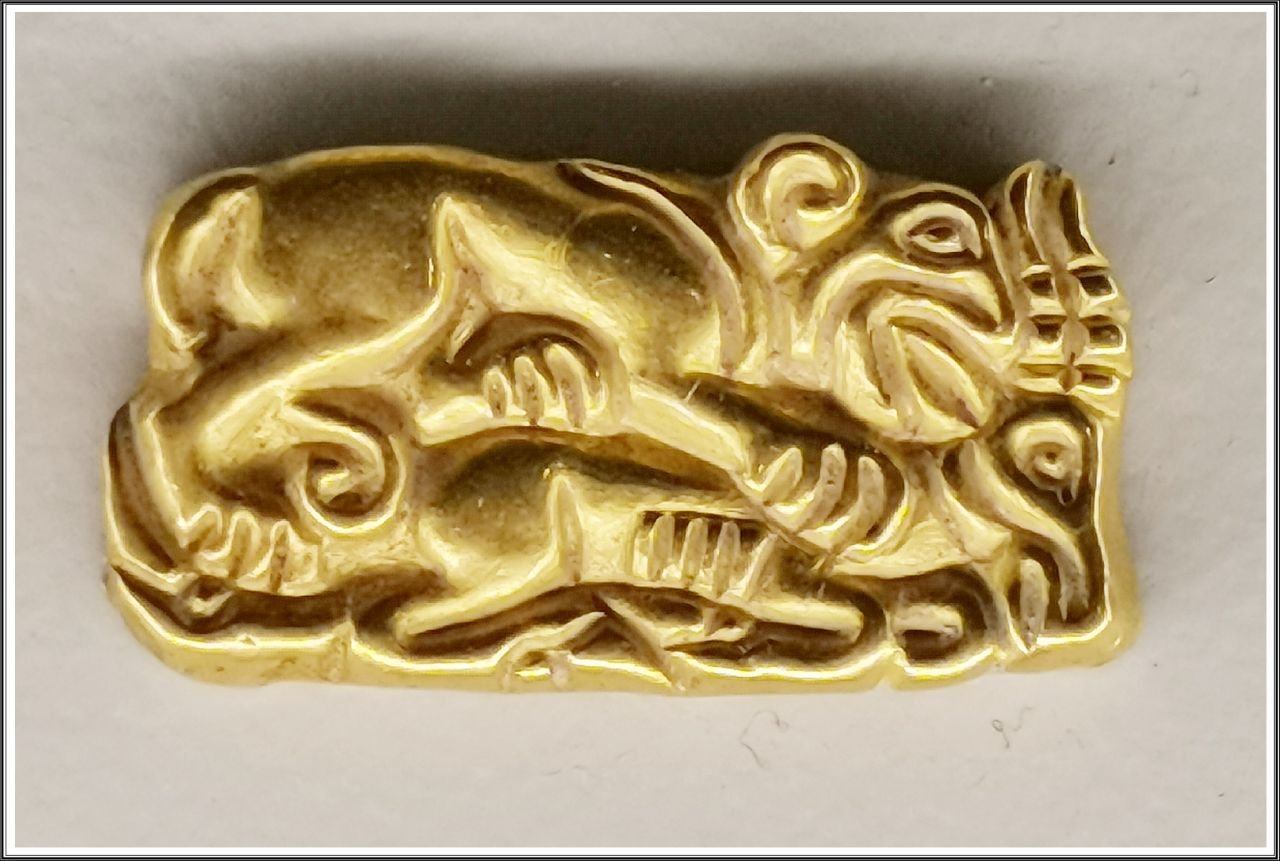 Нашивки с изображением сцен терзания пантерой сайгака. Москва, Россия