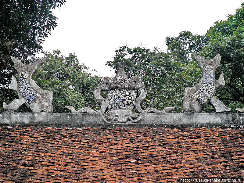 Примечательно, что на крыше этих ворот вместо драконов присутствуют рыбки Ханой, Вьетнам