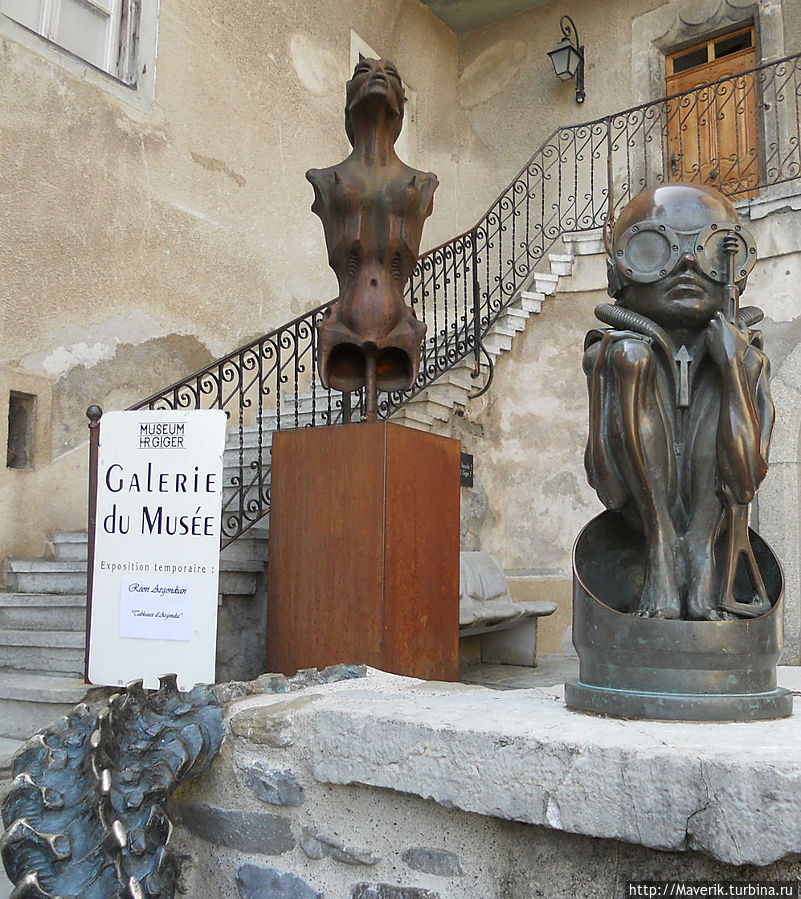 Перед нами знаменитый Музей фантастического искусства швейцарского художника-сюрреалиста Х.Р. Гигера. Он получил 