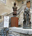 Перед нами знаменитый Музей фантастического искусства швейцарского художника-сюрреалиста Х.Р. Гигера. Он получил Оскар за декорации к фильму Чужой (1979г).