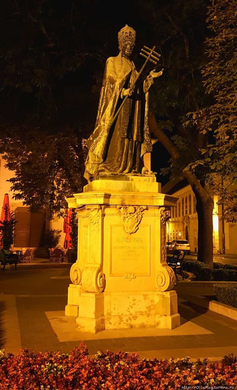 Памятник Папе Инноекнтию XI, которого в народе называют спасителем Венгрии и приписывают большие заслуги в деле освобождения этих земель от турецкой осады. Будапешт, Венгрия