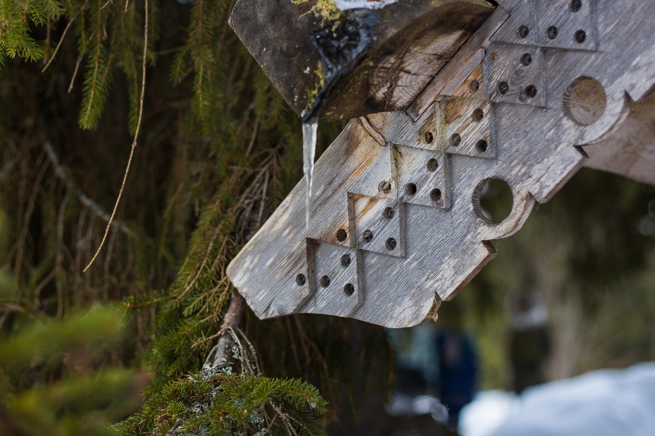 Резьба на причелинах у часовни в Подъельниках Кижи, Россия