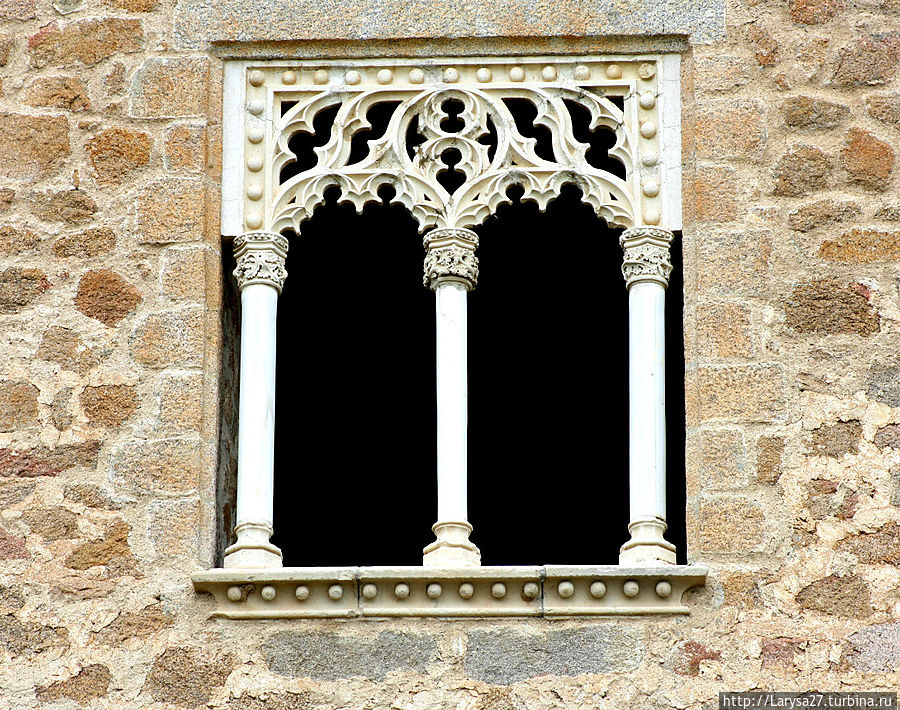 На фасадах замка всего лишь несколько окон, которые даже не знаю, что больше напоминают, мавританский или готический стиль. Автономная область Мадрид, Испания