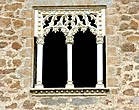 На фасадах замка всего лишь несколько окон, которые даже не знаю, что больше напоминают, мавританский или готический стиль.