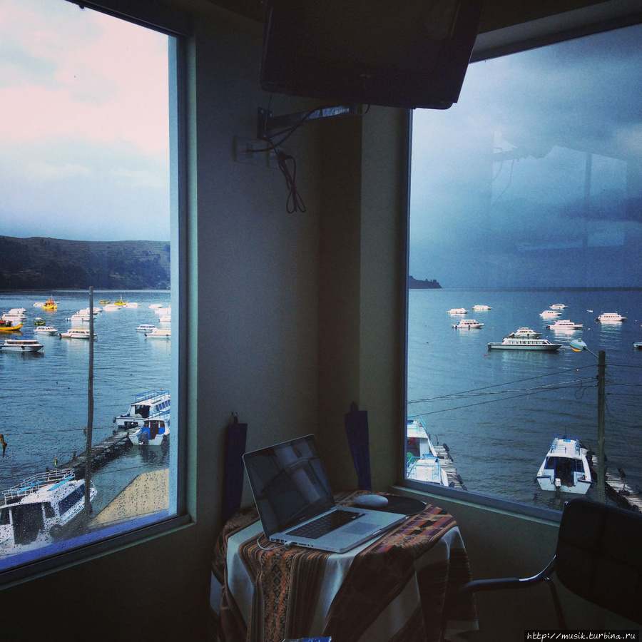 Рабочий стол в номере на озере Тикикака Арекипа, Перу