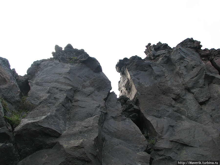 Над входом в пещеру нависли вот такие причудливые скалы... Камчатский край, Россия
