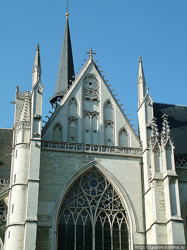 Собор св.Михаила и Гудулы — источник для воссстановления сил Брюссель, Бельгия