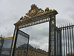 Последний взгляд на ворота с королевской короной, гостеприимно распахнутые для посетителей.