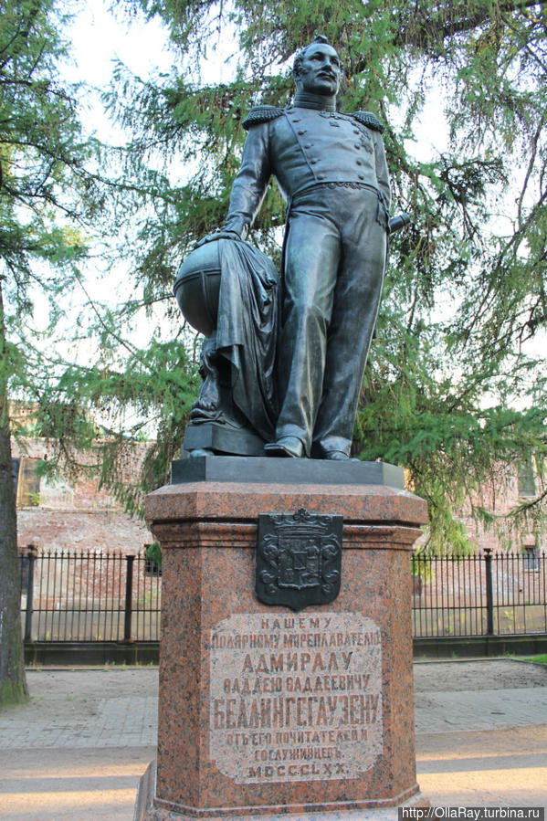 Беллинсгаузен кронштадт. Памятник ф. ф. Беллинсгаузену. Памятник ф ф Беллинсгаузену в Кронштадте. Памятник Фаддею Беллинсгаузену.