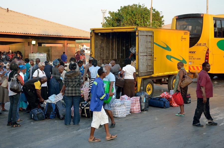 На границе ЮАР и Зимбабве. Клетчатые сумки готовят к осмотру Булавайо, Зимбабве
