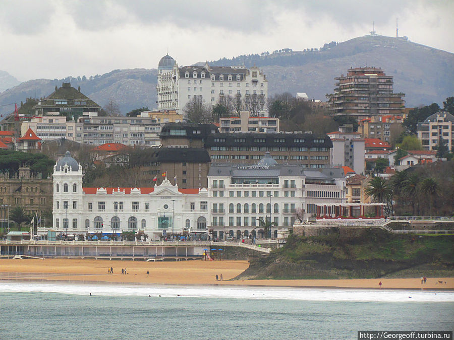 Район Сардинеро, вид на Казино и пляж, далее Королевский Отель (Отель Реаль), а на самом дальнем плане гора Пенья Кабарга.